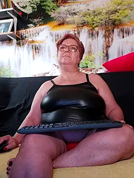 QueenPammy1 online show from 03-18-25, 06:50