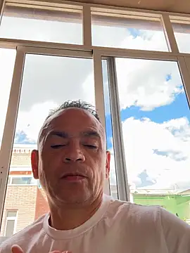 Snapshot of mateocali25 chatting on 05-13-26, 02:35 mateocali25 online show from 05-13-26, 02:35