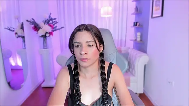 Snapshot of hanna_mils chatting on 05-01-26, 11:48 hanna mils online show from 05-01-26, 11:48