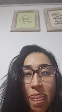 Snapshot of Elowyn chatting on 05-23-26, 01:37 Elowyn online show from 05-23-26, 01:37