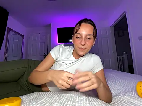 Snapshot of Missalex_xo chatting on 10-20-25, 08:42 Missalex xo online show from 10-20-25, 08:42