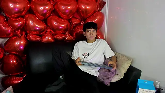 Snapshot of Ethan_Westt chatting on 02-24-26, 08:53 Ethan Westt online show from 02-24-26, 08:53