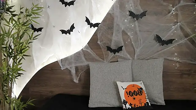 mia lacy  online show from 10-31-25, 07:43