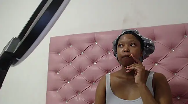 Snapshot of Seductive_Onicahh chatting on 03-18-25, 05:23 Seductive Onicahh online show from 03-18-25, 05:23