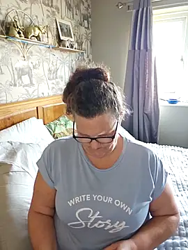 Snapshot of MissQueenBeex chatting on 02-24-26, 01:56 MissQueenBeex online show from 02-24-26, 01:56