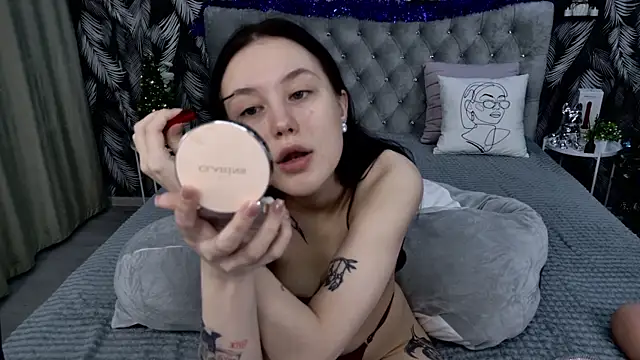 Snapshot of CarolineTenders chatting on 12-22-25, 01:17 CarolineTenders online show from 12-22-25, 01:17