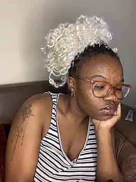 YummyMelanin117 online show from 04-15-26, 01:33