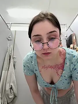 Snapshot of bambi_lu chatting on 04-22-26, 04:08 bambi lu online show from 04-22-26, 04:08