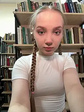 Snapshot of bambi_lu chatting on 04-21-26, 04:02 bambi lu online show from 04-21-26, 04:02