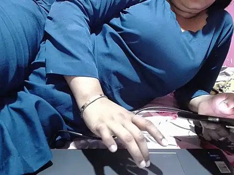 Snapshot of Flowing_love chatting on 09-18-25, 06:11 Flowing love online show from 09-18-25, 06:11