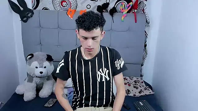 Snapshot of jeims_hotboy chatting on 09-11-25, 03:17 jeims hotboy online show from 09-11-25, 03:17