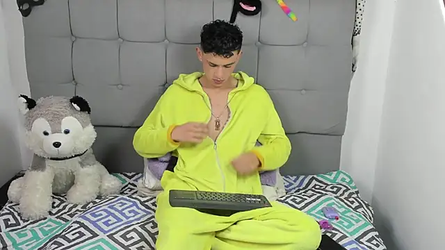 Snapshot of jeims_hotboy chatting on 12-16-25, 01:43 jeims hotboy online show from 12-16-25, 01:43