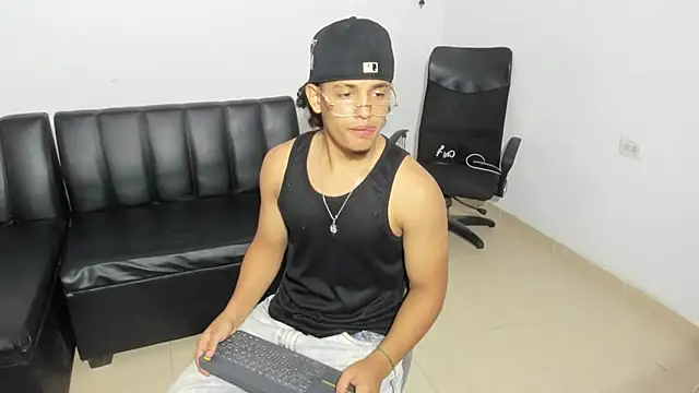 Snapshot of samxx_muscle chatting on 05-15-26, 05:00 samxx muscle online show from 05-15-26, 05:00