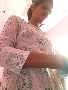 Snapshot of Eshna_Dabral chatting on 10-16-25, 07:38 Eshna Dabral online show from 10-16-25, 07:38
