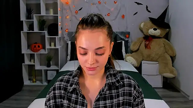 MelanieAlves online show from 10-13-25, 03:57