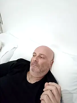 Alexis Bull online show from 10-04-25, 03:57