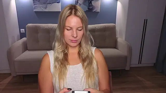 Snapshot of MelanieBennett chatting on 10-12-25, 06:37 MelanieBennett online show from 10-12-25, 06:37