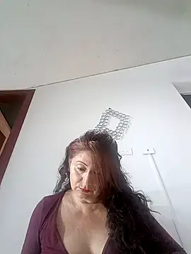 Snapshot of lunadicty chatting on 10-17-25, 11:39 lunadicty online show from 10-17-25, 11:39