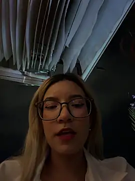 Snapshot of Pretty_roxxyy chatting on 02-11-26, 01:16 Pretty roxxyy online show from 02-11-26, 01:16