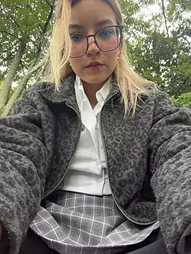 Snapshot of Pretty_roxxyy chatting on 02-23-26, 12:17 Pretty roxxyy online show from 02-23-26, 12:17