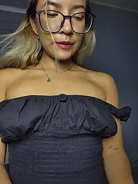 Snapshot of Pretty_roxxyy chatting on 02-08-26, 12:30 Pretty roxxyy online show from 02-08-26, 12:30