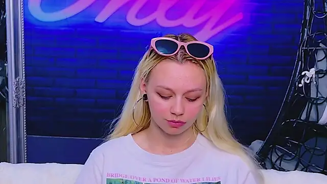 Snapshot of AlessiaCroft chatting on 05-28-26, 04:09 AlessiaCroft online show from 05-28-26, 04:09