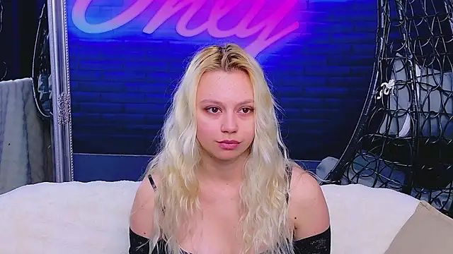 Snapshot of AlessiaCroft chatting on 05-26-26, 03:59 AlessiaCroft online show from 05-26-26, 03:59