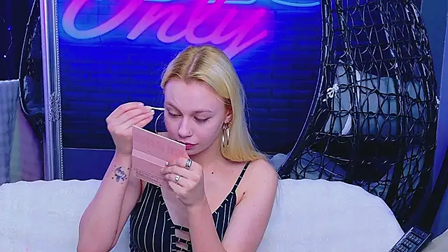 Snapshot of AlessiaCroft chatting on 04-30-26, 04:08 AlessiaCroft online show from 04-30-26, 04:08