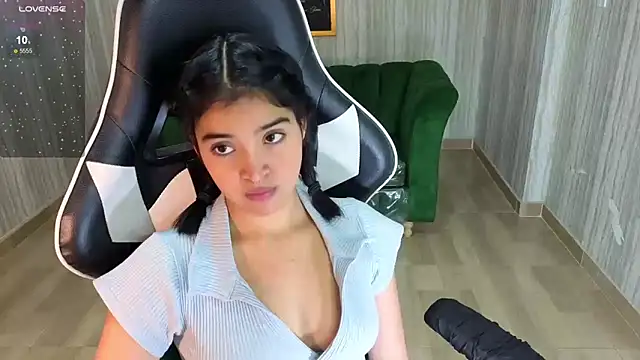Snapshot of clementine_t chatting on 10-21-25, 12:37 clementine t online show from 10-21-25, 12:37