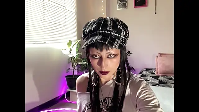 ELENA UMBRA online show from 12-17-25, 08:14