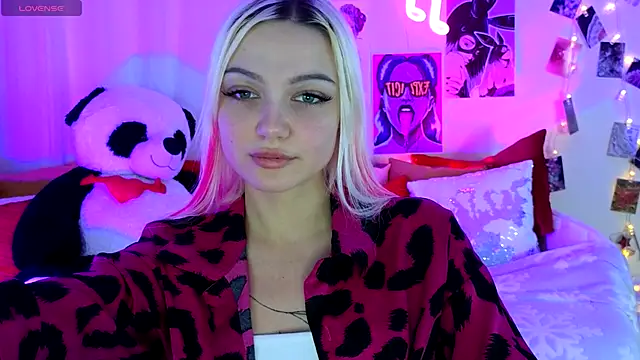 LinaLirian online show from 11-18-25, 02:53