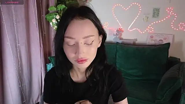  holly berry  online show from 10-05-25, 01:40