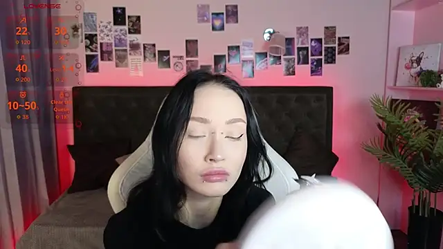  holly berry  online show from 10-15-25, 01:26