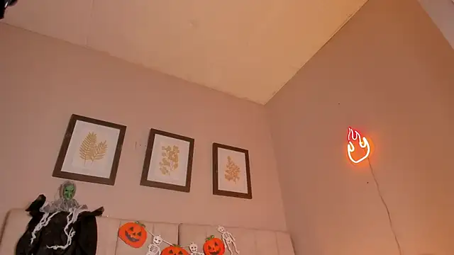  lucia 18 online show from 10-31-25, 04:36