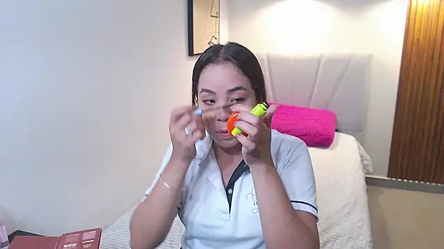  Victoria Collins online show from 12-14-25, 01:17