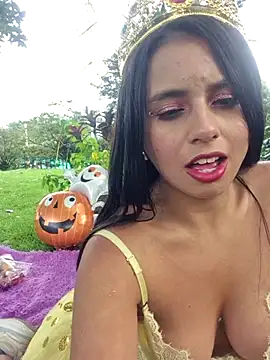 Lunaluxe1001 online show from 10-31-25, 12:24