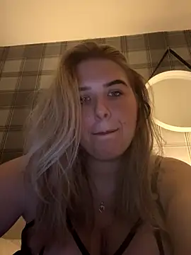 CutieCurvyGirlxo online show from 10-11-25, 12:00