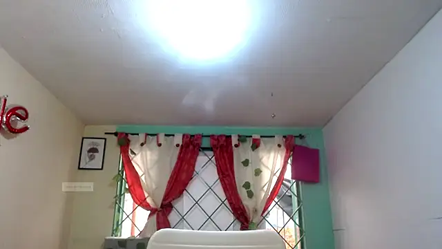 Snapshot of vale_miel chatting on 09-27-25, 06:25 vale miel online show from 09-27-25, 06:25
