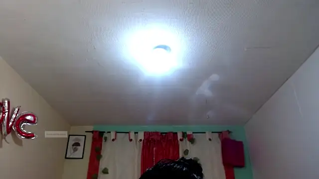 Snapshot of vale_miel chatting on 10-16-25, 09:01 vale miel online show from 10-16-25, 09:01