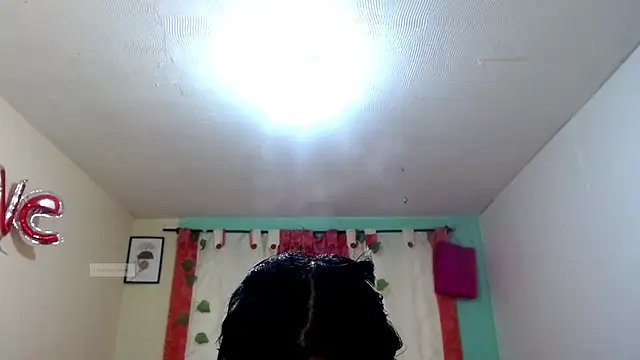 Snapshot of vale_miel chatting on 10-17-25, 06:10 vale miel online show from 10-17-25, 06:10