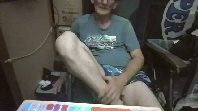 Snapshot of Lovyourpuss chatting on 05-17-26, 02:06 Lovyourpuss online show from 05-17-26, 02:06