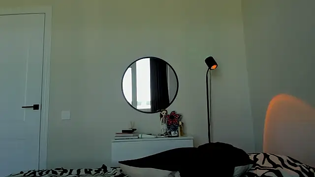 Snapshot of DreamHale_ chatting on 05-28-26, 12:33 DreamHale online show from 05-28-26, 12:33