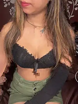 Snapshot of Scarlett_1819 chatting on 02-19-26, 05:43 Scarlett 1819 online show from 02-19-26, 05:43