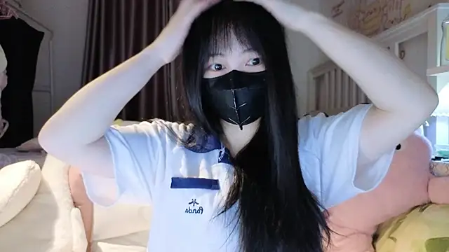 Snapshot of love-uiui chatting on 10-14-25, 03:01 love-uiui online show from 10-14-25, 03:01