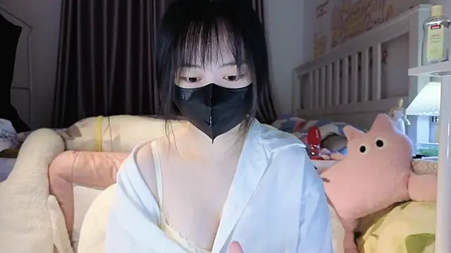 Snapshot of love-uiui chatting on 10-13-25, 04:30 love-uiui online show from 10-13-25, 04:30