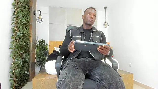 MarcusBlack  online show from 10-04-25, 12:39