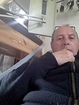 Snapshot of Vince072 chatting on 04-12-26, 04:21 Vince072 online show from 04-12-26, 04:21