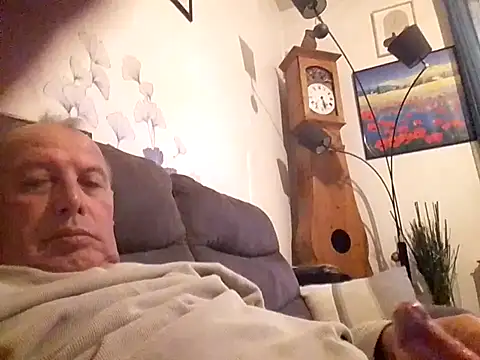 Vince072 online show from 10-28-25, 04:50