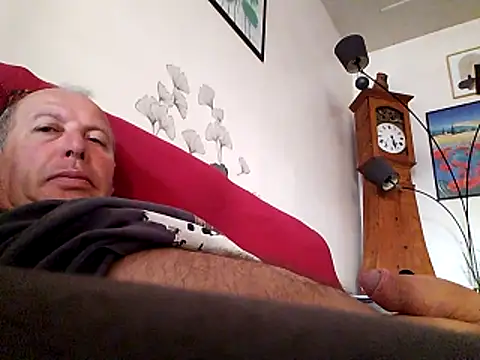 Snapshot of Vince072 chatting on 06-16-26, 04:45 Vince072 online show from 06-16-26, 04:45