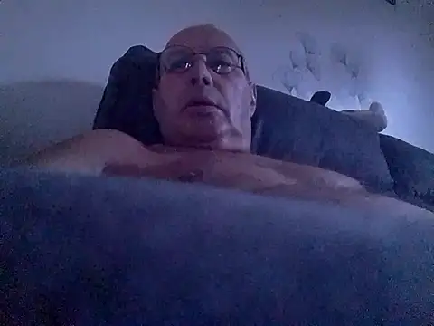 Snapshot of Vince072 chatting on 07-11-26, 04:13 Vince072 online show from 07-11-26, 04:13